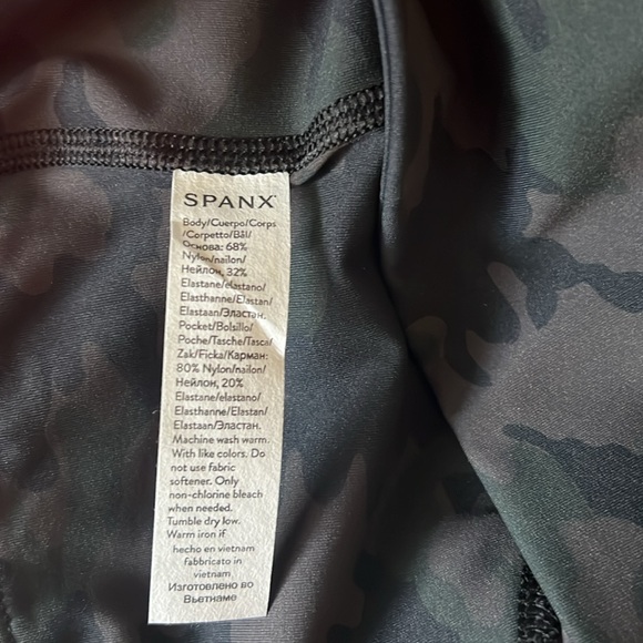 NWT. SPANX Booty Boost 7/8 Printed Camo Leggings - Picture 13 of 13